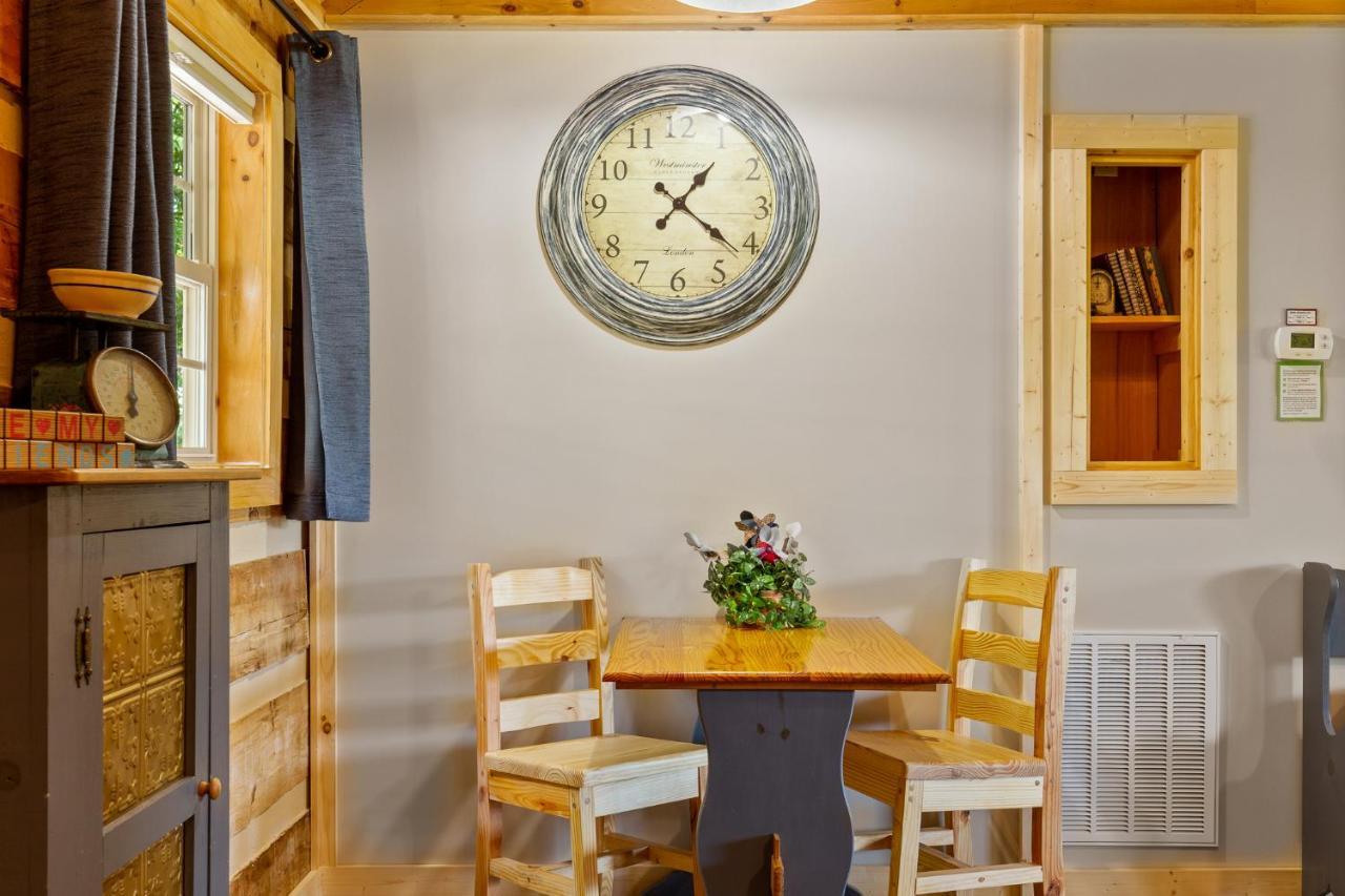 Nestled Inn McCookville ภายนอก รูปภาพ